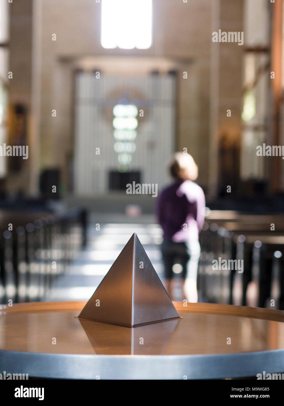 Fonte battesimale all Abbazia: un acciaio inossidabile piramide situata entro un poco profondo intorno alla piastra di acqua santa all'ingresso della cappella. Foto Stock