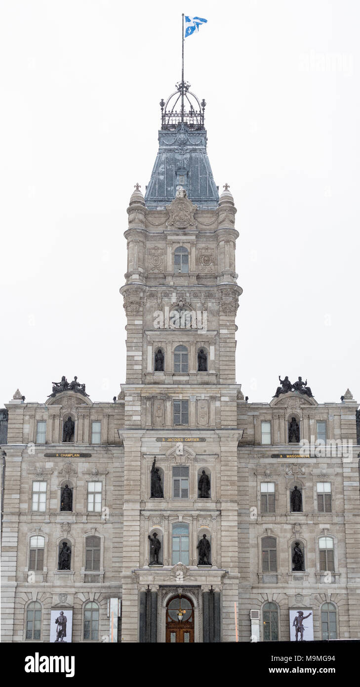 Torre dell'orologio del Québec il Parlamento buldings in inverno: un'immagine ad alta risoluzione della torre centrale del Quebec legislatura. Snow mosche. Il provinciale sventola dal suo picco. Foto Stock