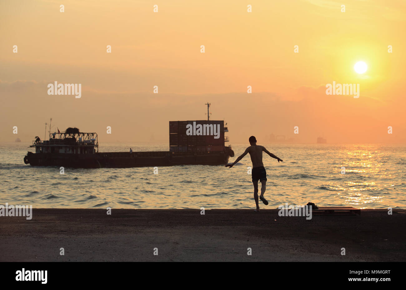 Alzarsi e gridare al sole in hongkong Foto Stock