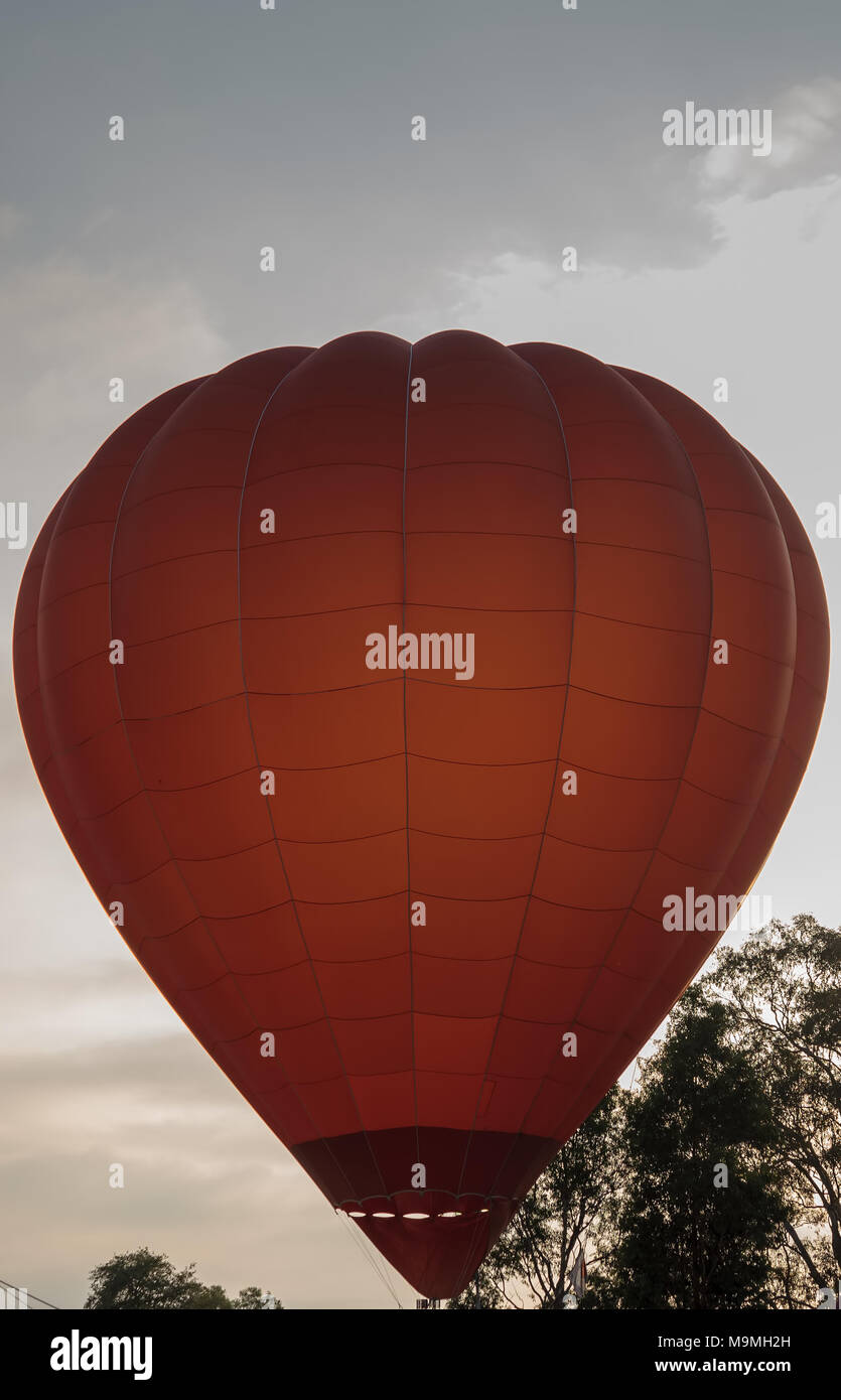 Una mongolfiera inizio per il sollevamento Foto Stock