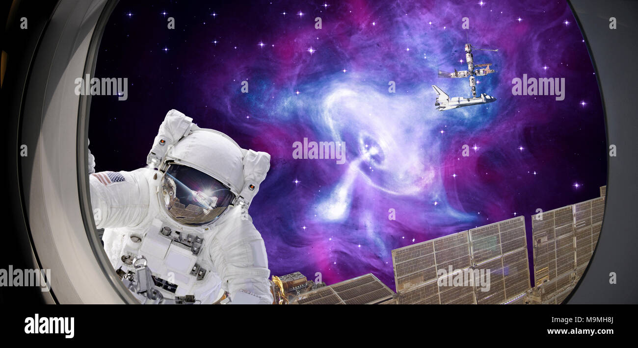 Astronauta spacewalk sulla nebulosa Crap nube interstellare dall artista espressione della ISS futuristico. Composito alterata da elementi immagine fornita dalla NASA. Foto Stock