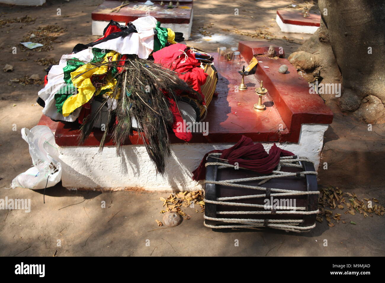 Un tempio indù in kerala durante il festival,con chenda,il tamburo,tradizionali lampade a olio,e deepa sthambham Foto Stock