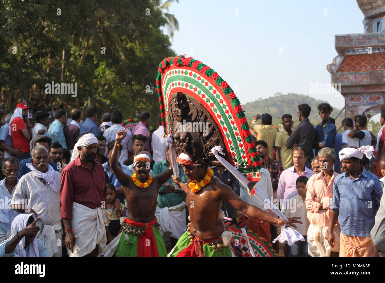 Puthan e thira,un ritualismo forma d'arte del Kerala,durante un festival tempio.it rappresenta il signore Shiva e kali Foto Stock