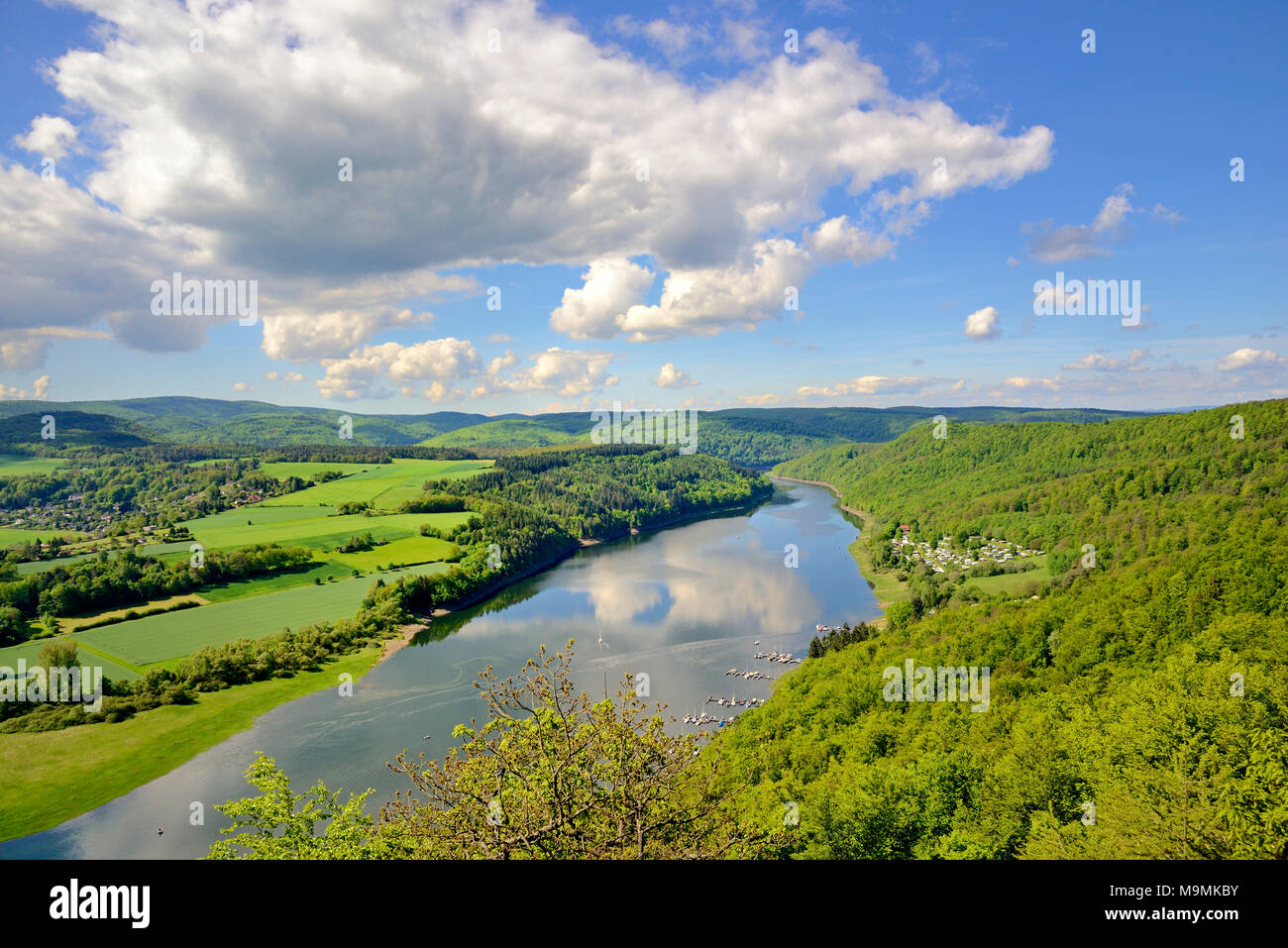 Vista del lago Edersee, Kahle Hardt Riserva Naturale, Hesse, Germania Foto Stock