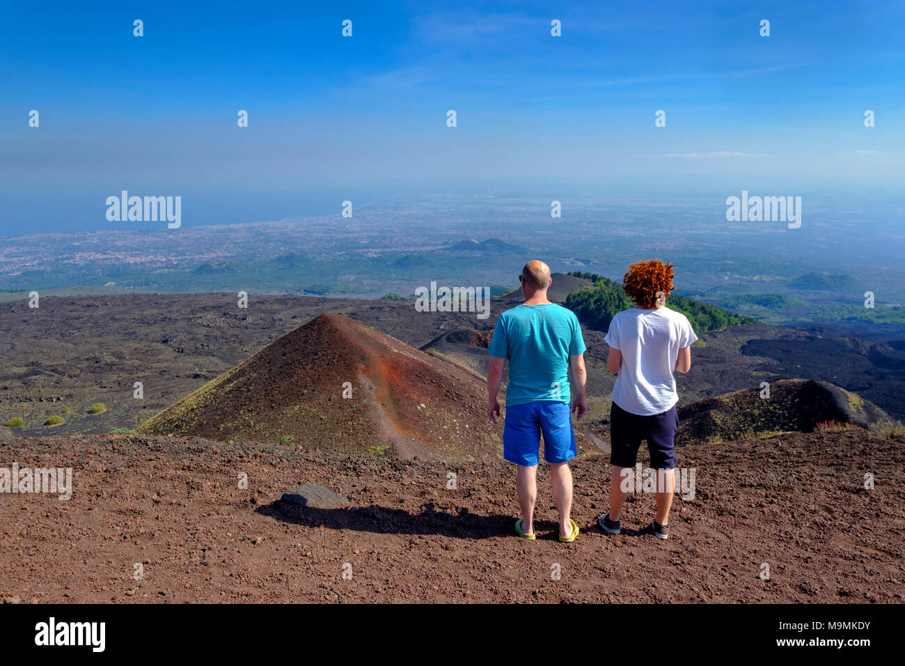 Visualizzare gli escursionisti sul loro modo al cratere Silvestri, vulcano Etna, provincia di Catania, Silzilia, Italia Foto Stock