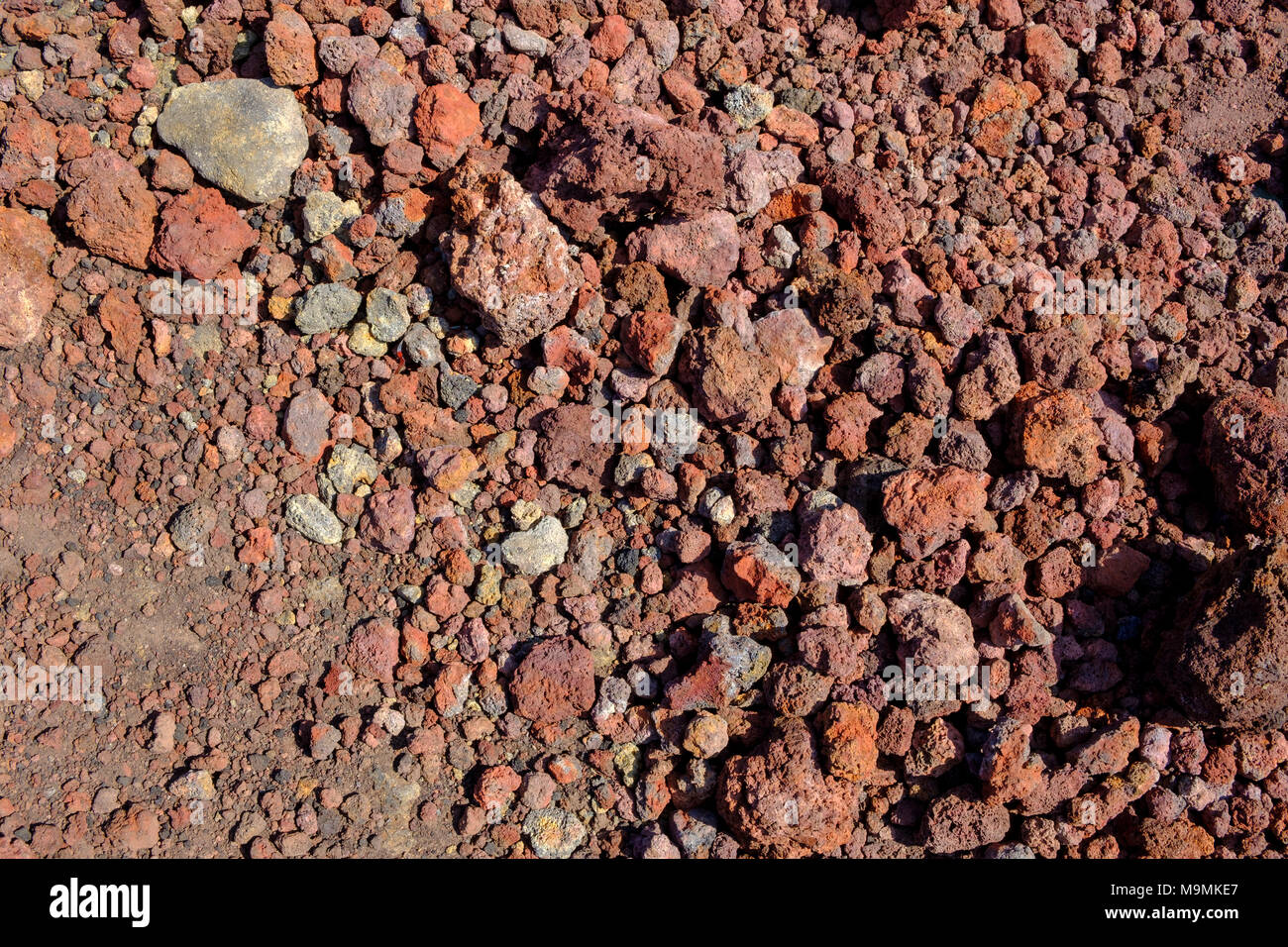Rosso pietre di lava, terra vulcanica, Silvestri cratere del vulcano Etna, provincia di Catania, Silzilia, Italia Foto Stock
