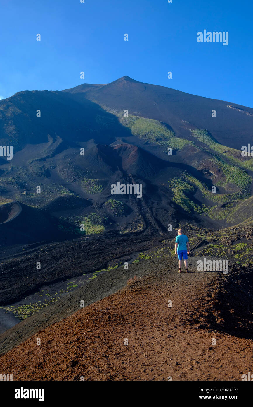 Gli escursionisti presso il cratere Silvestri, paesaggio vulcanico, vulcano Etna, provincia di Catania, Silzilia, Italia Foto Stock