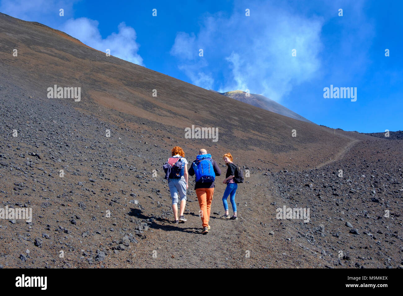 Gli escursionisti salendo attraverso il paesaggio vulcanico, Vulcano Etna, provincia di Catania, Silzilia, Italia Foto Stock