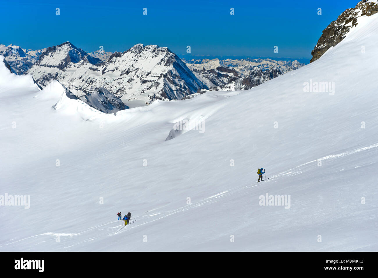 Ski tourer ascendente per il vertice di Äbeni Flu)2, il paesaggio di montagna in inverno, Lötschental, Vallese, Svizzera Foto Stock