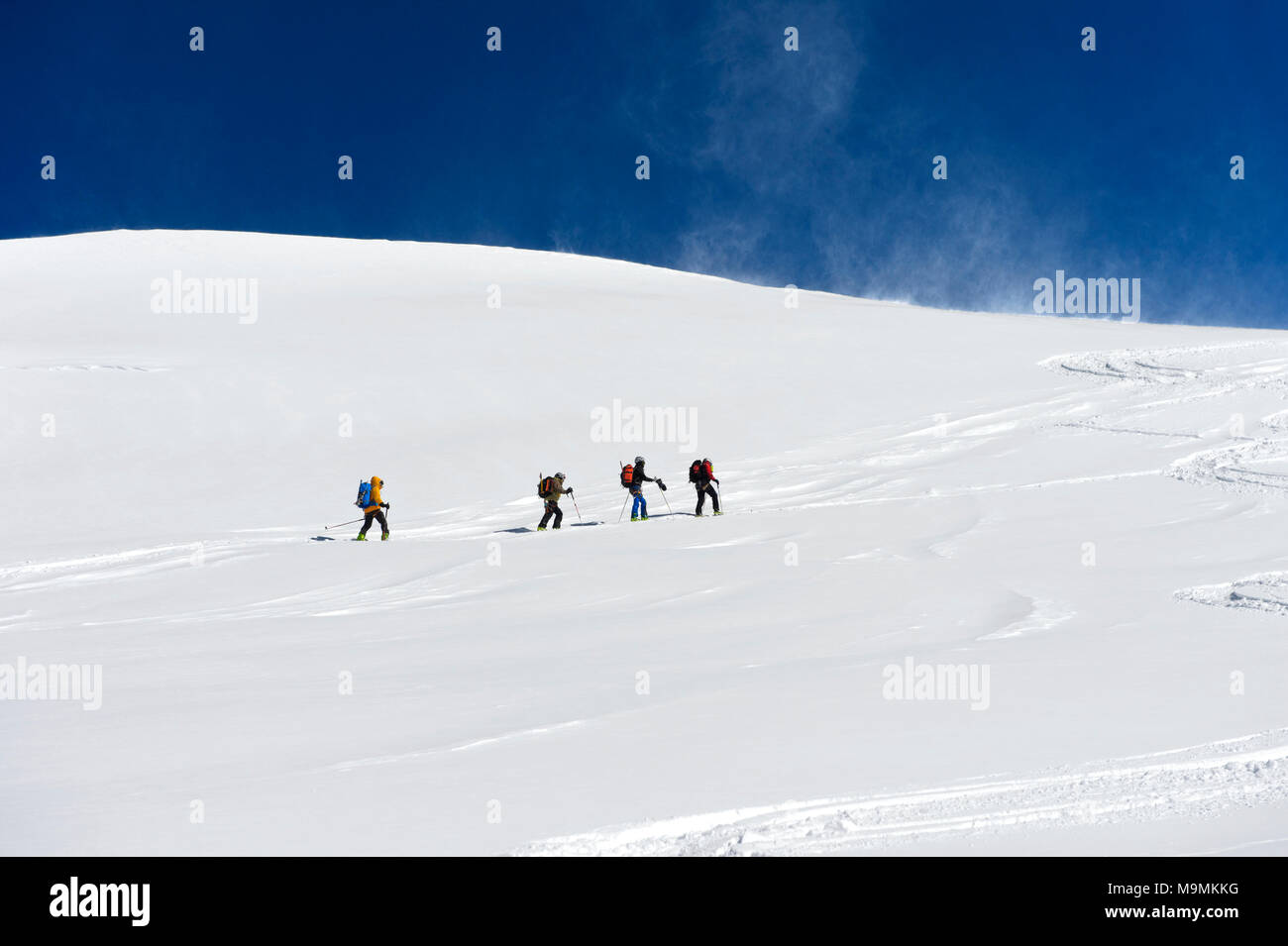 Ski tourer ascendente per il vertice di Äbeni Flu)2, Lötschental, Vallese, Svizzera Foto Stock