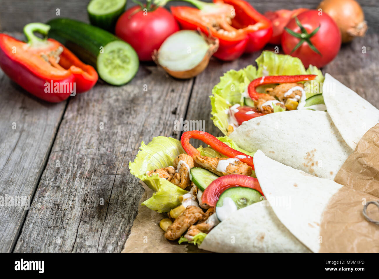 Tortilla con pollo e verdure, cucina messicana fast food Foto Stock