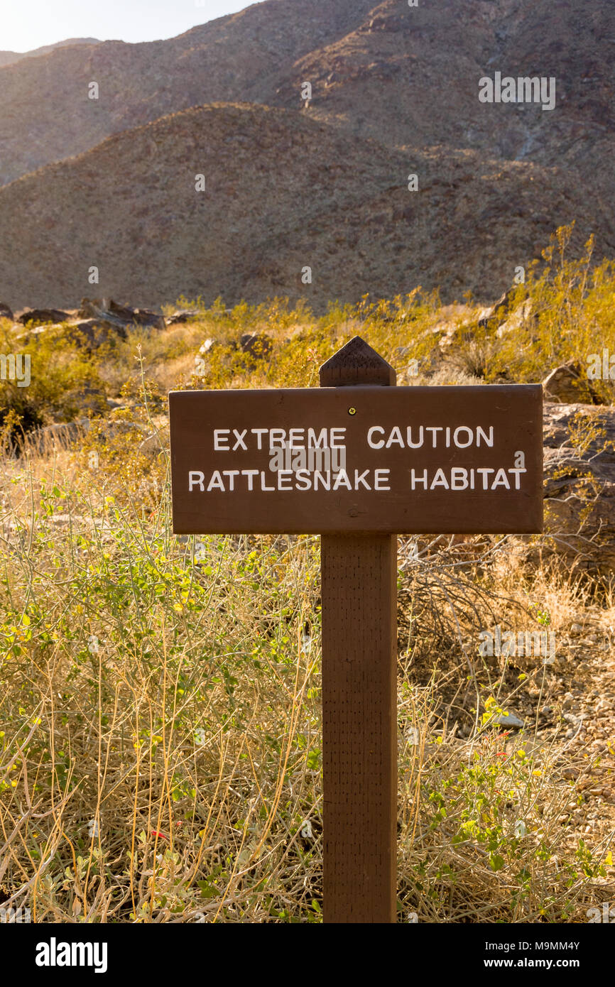 Segno di marcatura habitat rattlesnake nella regione arida del sud della California. Foto Stock