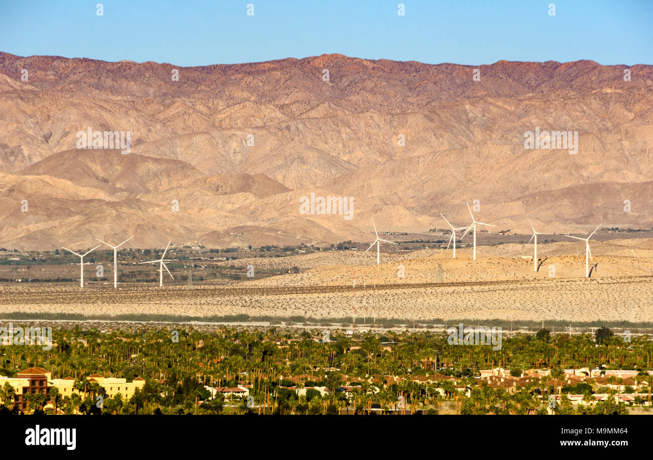 Mulini a vento che generano energia elettrica vicino a Palm Springs, California, Stati Uniti d'America. Foto Stock