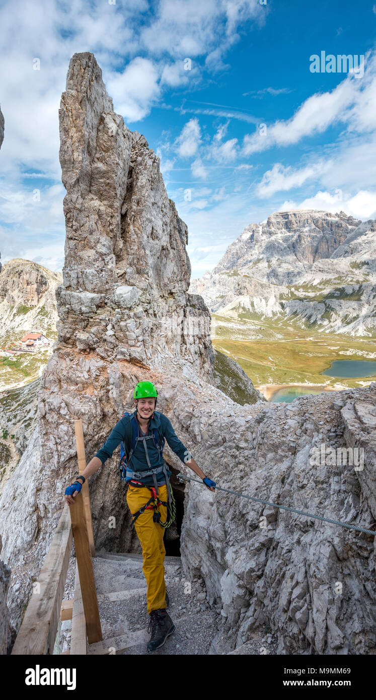 Escursionista sulla via ferrata di Paternkofel, formazione di roccia Frankfurter wurstel, Dolomiti di Sesto, Provincia del Sud Tirolo Foto Stock