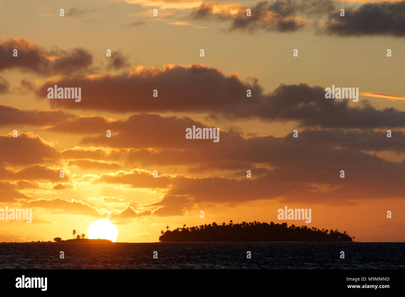 Sunset island, Cloud sky, Tikehau Atoll, Arcipelago Tuamotu, isole della Società, isole Windward, Polinesia Francese Foto Stock