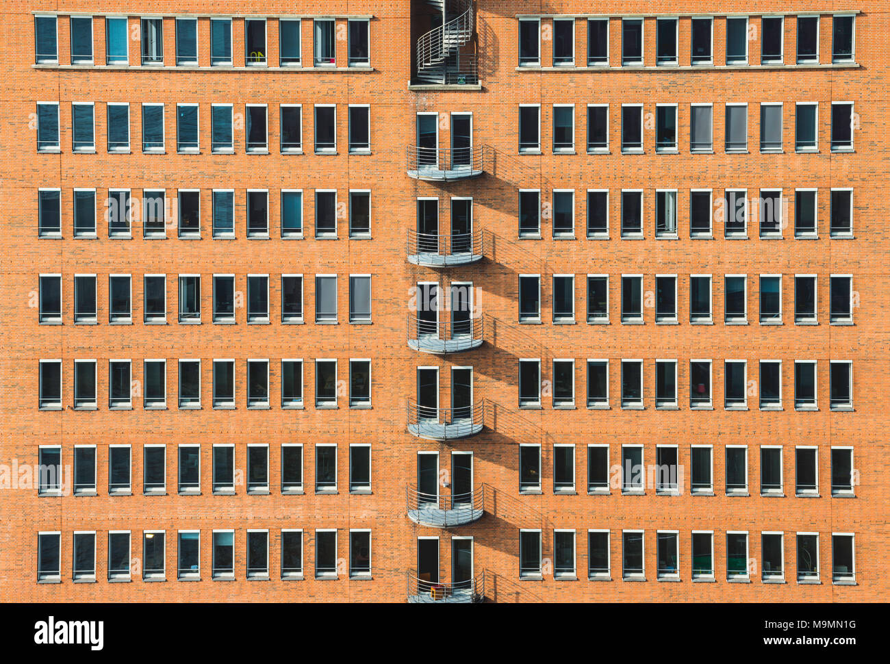 Facciata monotono, casa in mattoni rossi, Hafencity di Amburgo, Germania Foto Stock