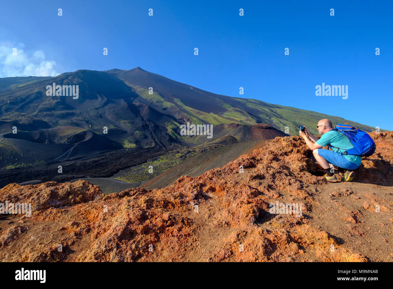 Tourist fotografare, paesaggio vulcanico, Vulcano Etna, provincia di Catania, Silzilia, Italia Foto Stock