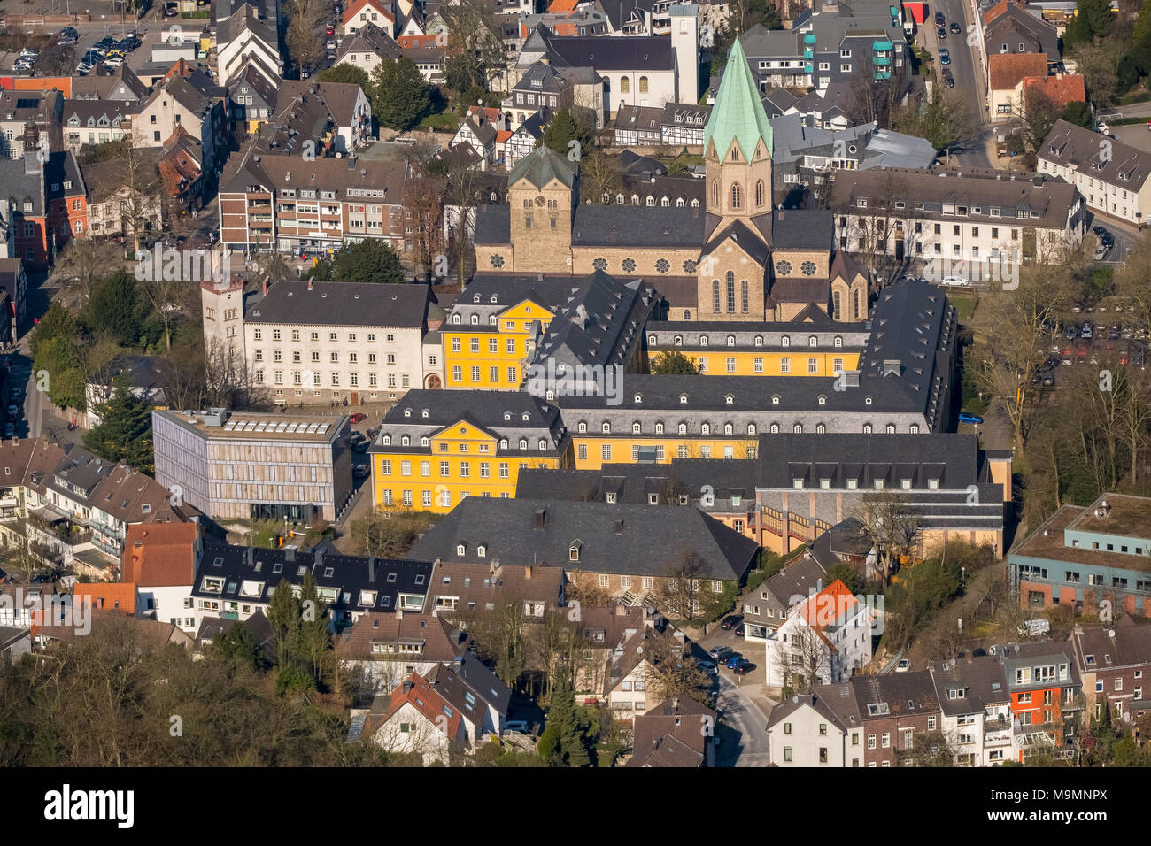 Vista aerea, Folkwang Università delle Arti con la Basilica di San Ludgerus, Essen-Werden, Essen, Nord Reno-Westfalia, Germania Foto Stock