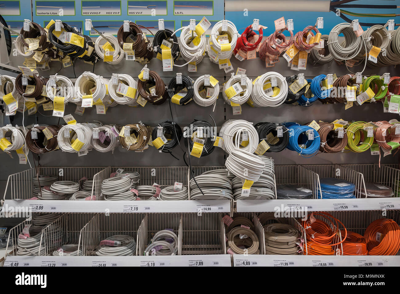 Alimentazioni elettriche, cavi elettrici sospesi sugli scaffali, negozio di ferramenta, interno, Baviera, Germania Foto Stock
