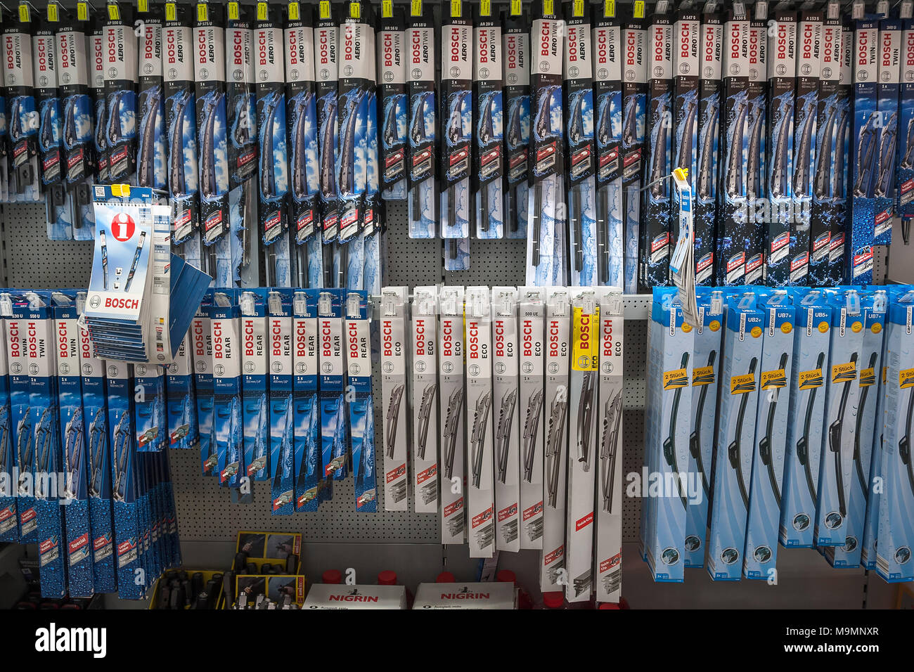 Materiali di consumo per auto, tergicristalli appeso su ripiani e negozio di ferramenta, interno, Baviera, Germania Foto Stock
