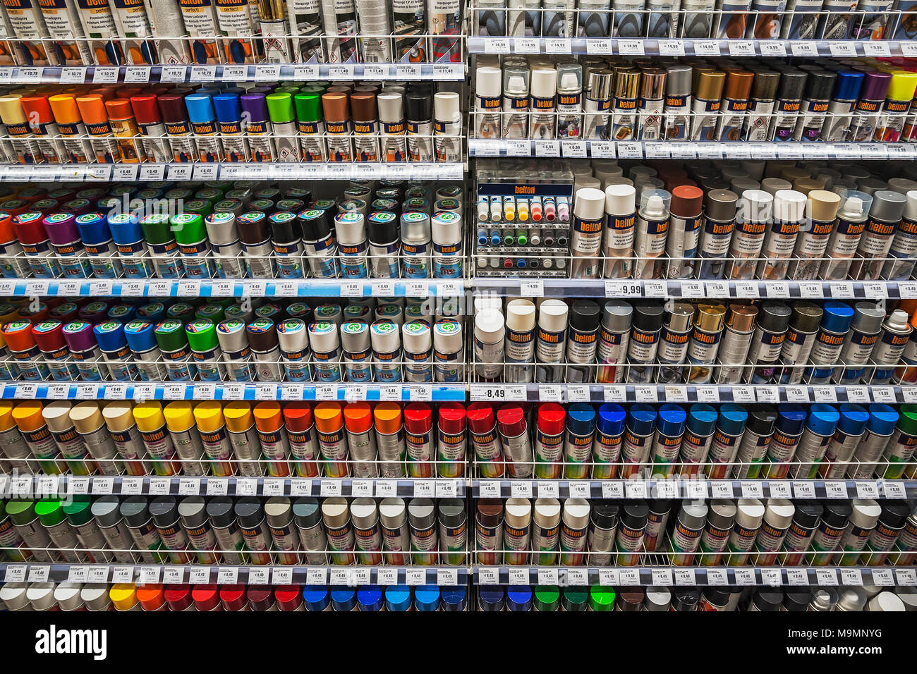 Pittore forniture, ripiano con pitture e vernici, bombolette spray, negozio di ferramenta, interno, Baviera, Germania Foto Stock