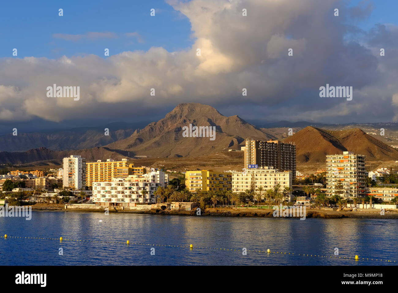 Hotel sulla costa di Los Cristianos, Tenerife, Isole Canarie, Spagna Foto Stock