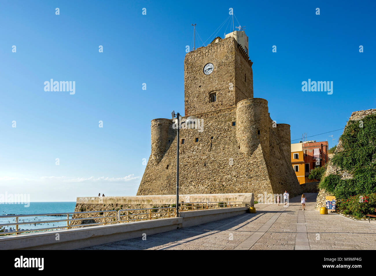 Staufer medievale fort, Castello Svevo, città vecchia, Lungomare Colombo, Regione Molise, Italia Foto Stock