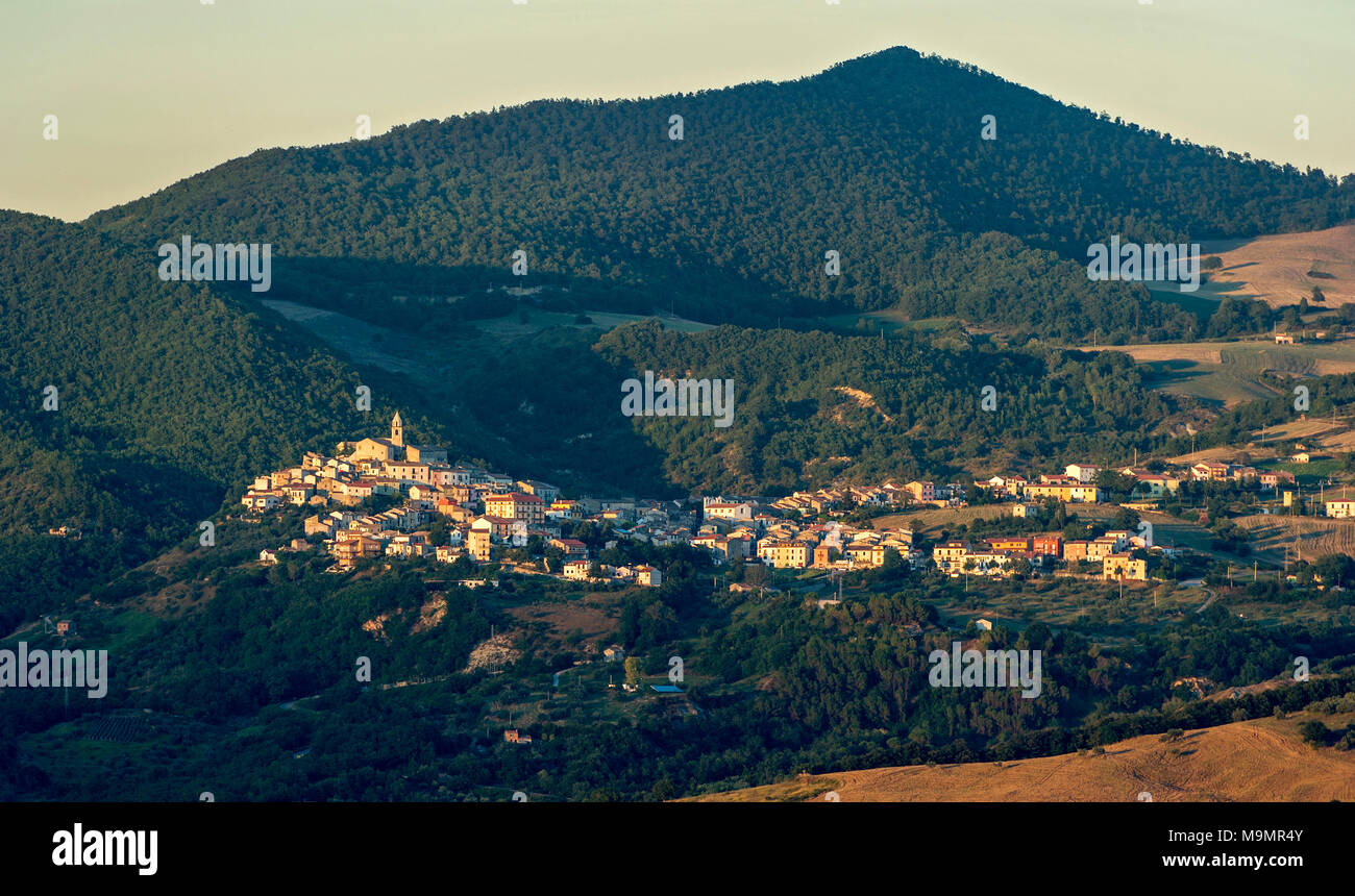Vista della città di montagna Salcito, Molise, Italia Foto Stock