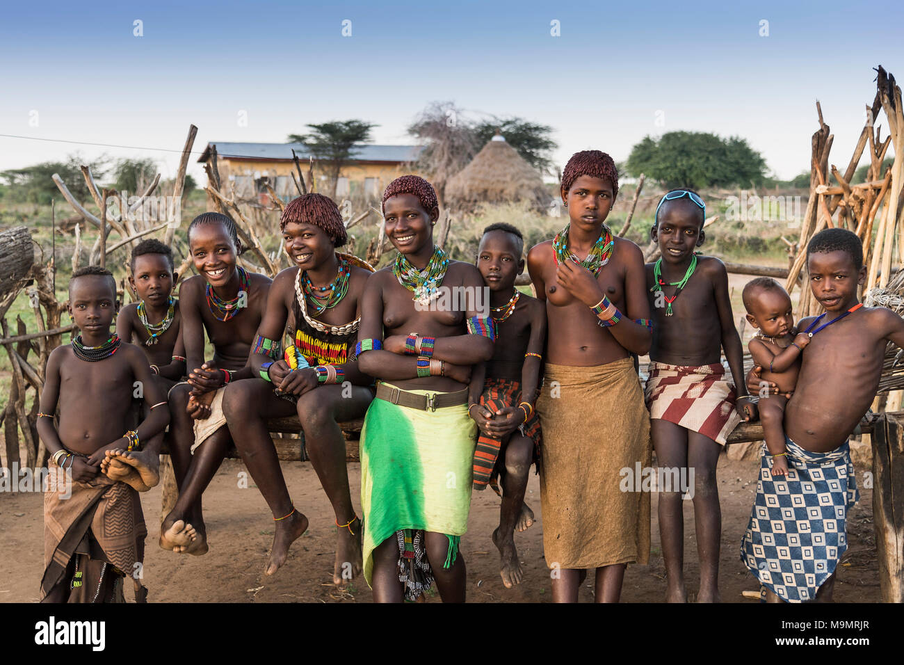 Un gruppo di ragazze e ragazzi da Hamer tribe, Turmi, regione a sud della nazioni, Etiopia Foto Stock