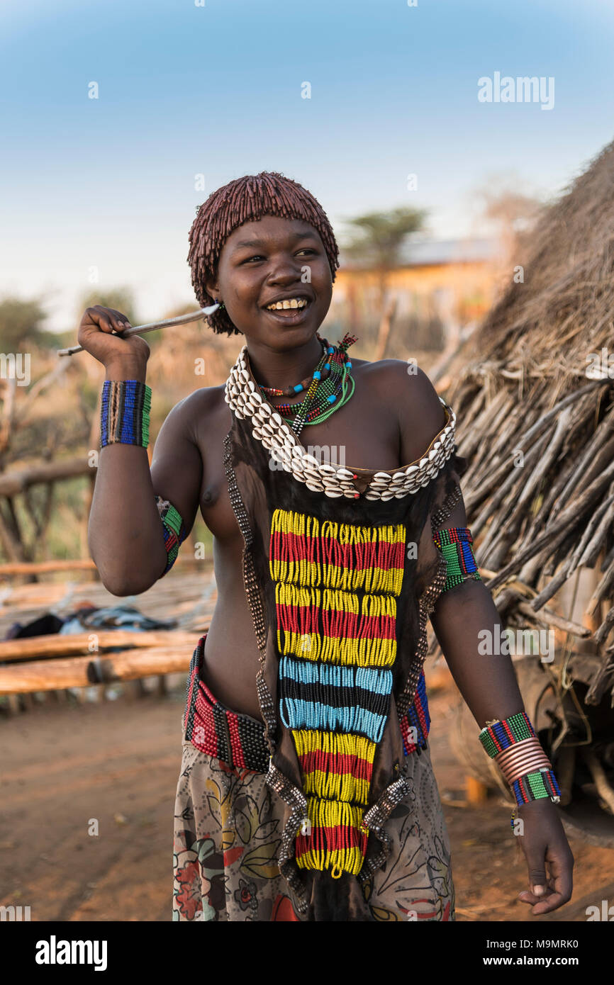 Giovane ragazza in abito tradizionale con collana e lancia, Hamer tribe, Turmi, Regione del Sud unite, Etiopia Foto Stock
