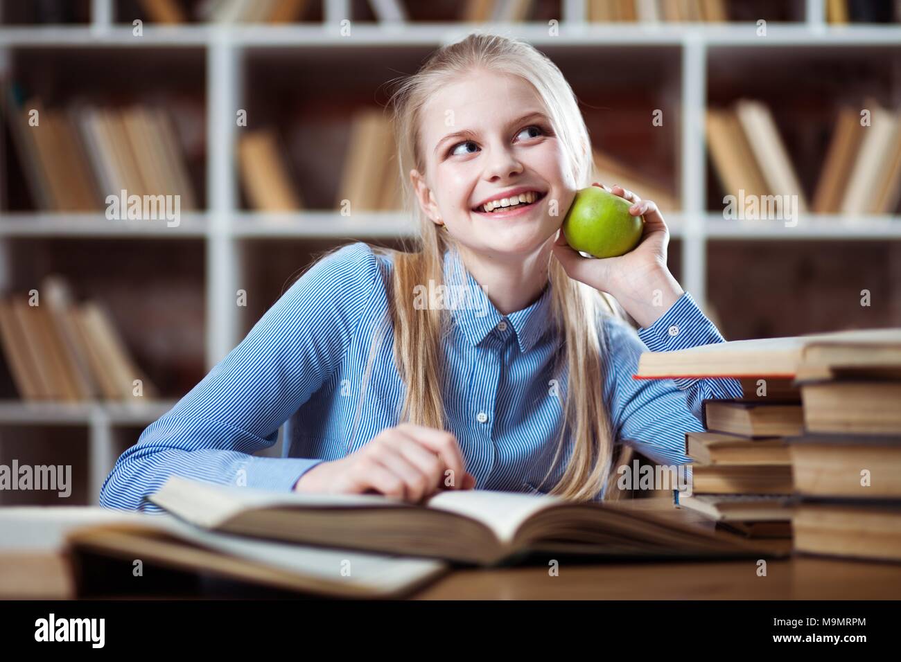 Ragazza adolescente in una libreria Foto Stock