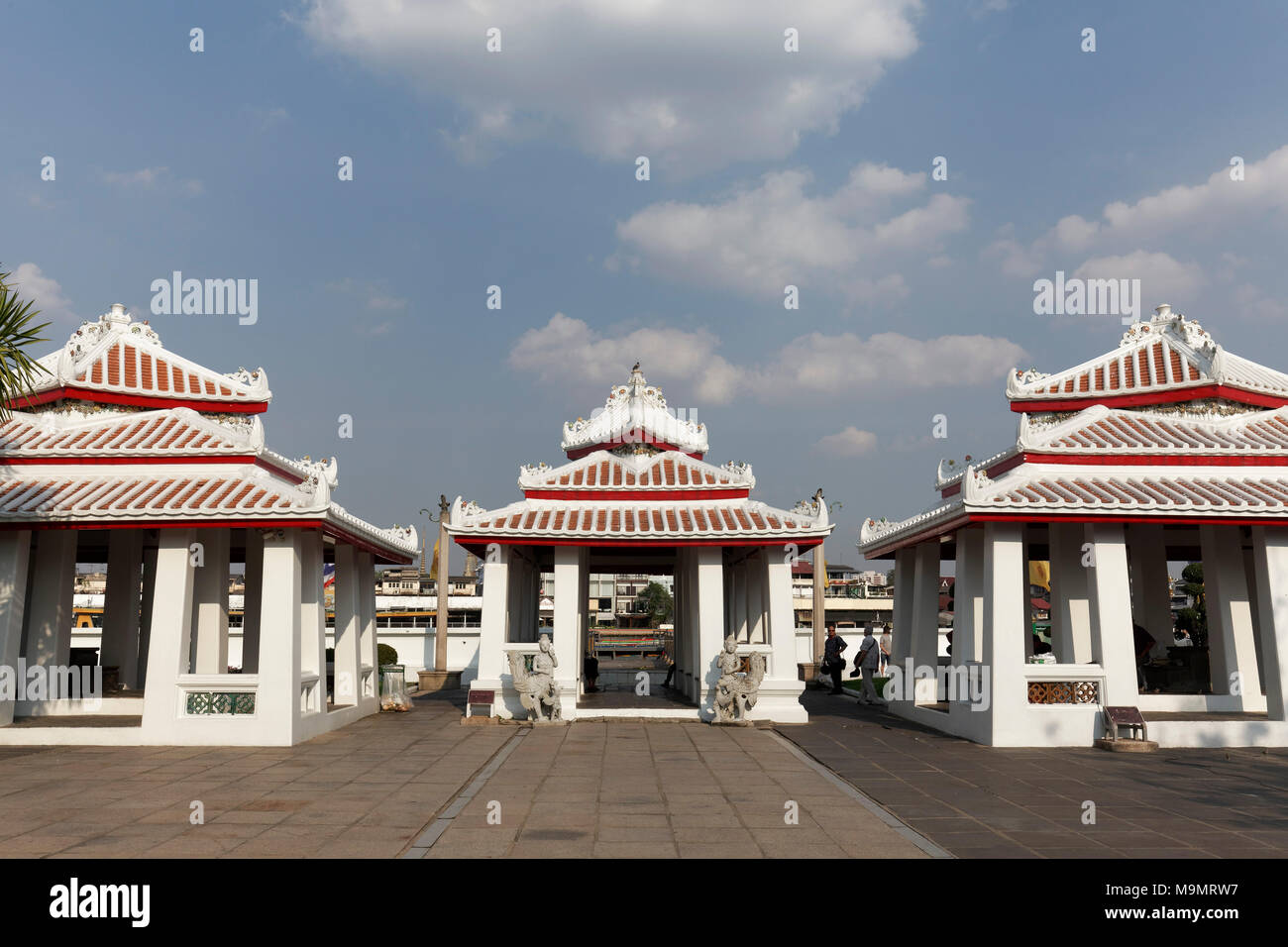 Sala Tha Nam, stile cinese padiglioni, Wat Arun, Alba tempio, Bangkok Yai, Bangkok, Thailandia Foto Stock