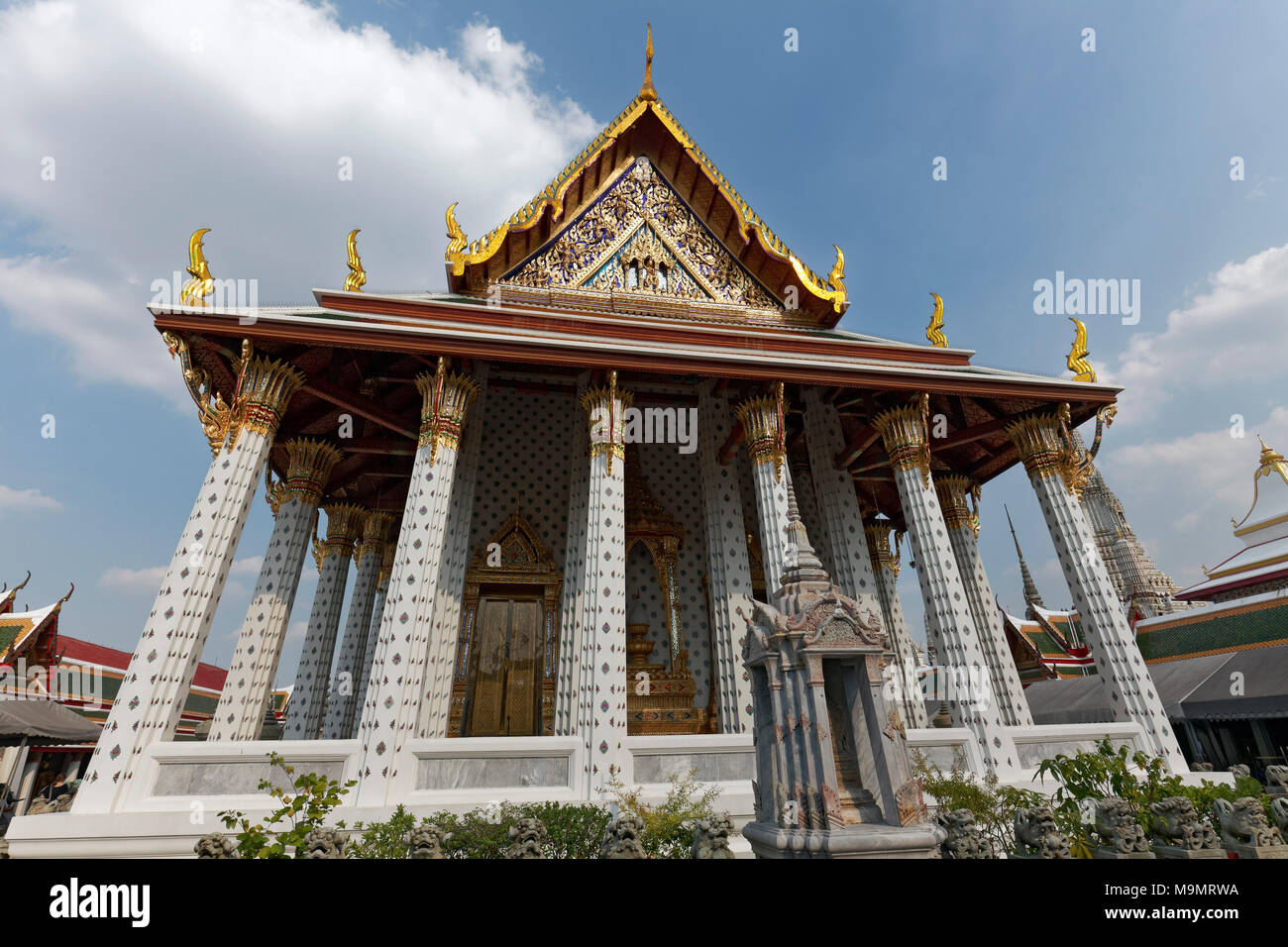 Ubosot, l Ordinazione Hall, Wat Arun, Alba tempio, Bangkok Yai, Bangkok, Thailandia Foto Stock