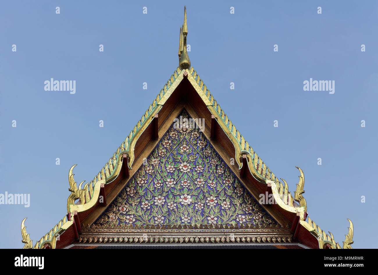 Gable mosaico, Wihan di Wat Pho, tempio buddista complessa, Ko Ratanakosin, Bangkok, Thailandia Foto Stock