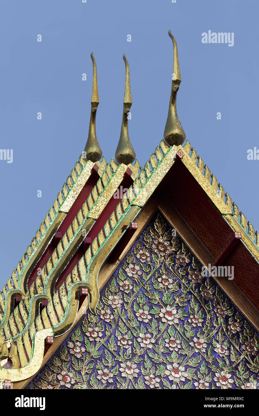 Tetto del tempio con timpano mosaico, Wihan di Wat Pho, tempio buddista complessa, Ko Ratanakosin, Bangkok, Thailandia Foto Stock