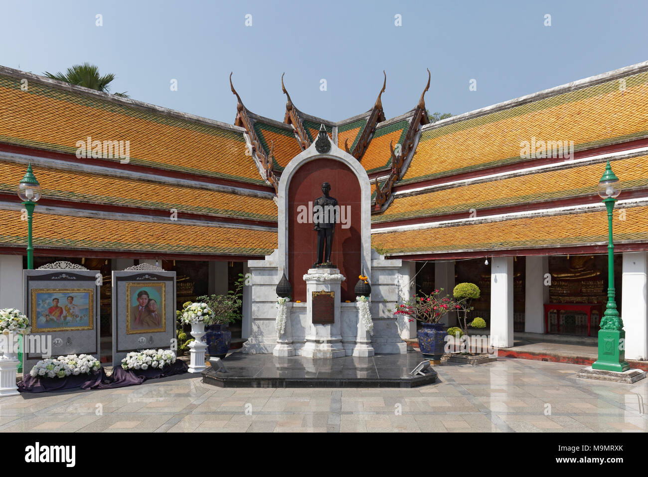 Statua del Re Ananda Mahidol, piazzale di Wat Suthat, Tempio Reale, Phra Nakhon, Bangkok, Thailandia Foto Stock