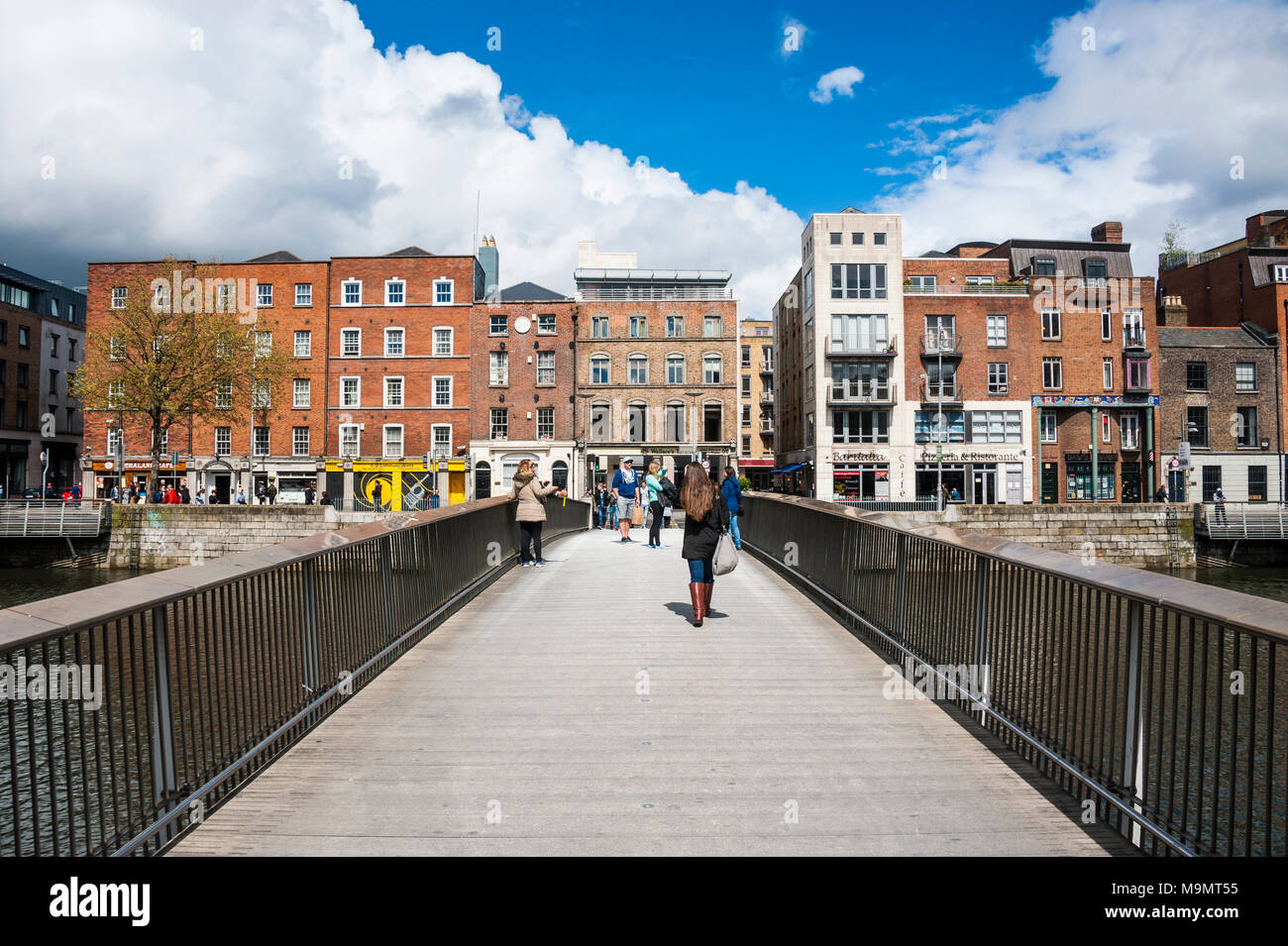 Millenium ponte sopra il fiume Liffey, Dublino, Irlanda Foto Stock