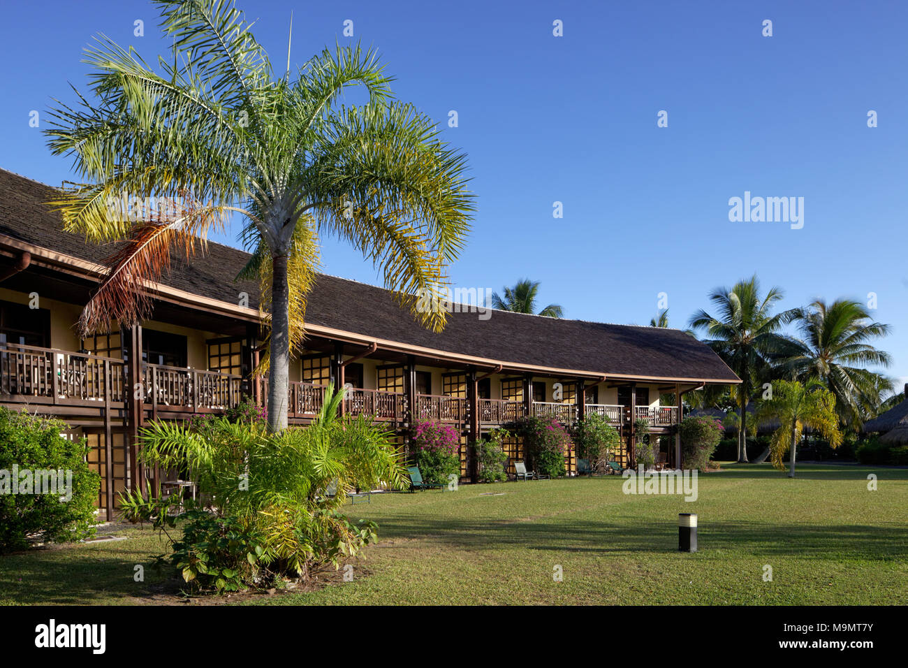 Edificio con appartamenti, palme, giardino, hotel di lusso, Interconti Resort Moorea, Isole della Società, isole sotto il vento Foto Stock