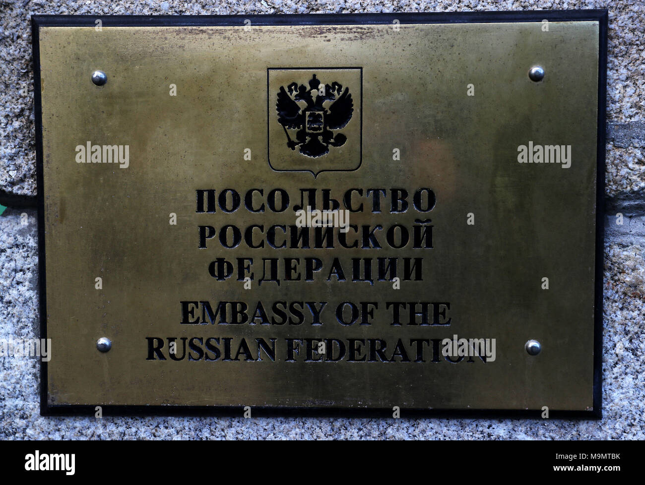 Una lapide all'entrata dell'Ambasciata russa a Dublino come l'armadio è dovuta a discutere le possibili azioni contro diplomatici russi. Foto Stock
