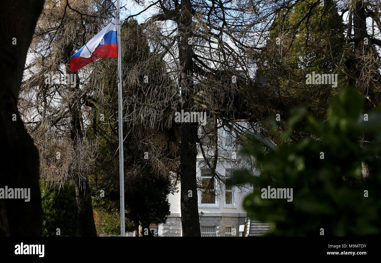 La bandiera russa vola a metà mast presso l'Ambasciata russa a Dublino come l'armadio è dovuta a discutere le possibili azioni contro diplomatici russi. Foto Stock
