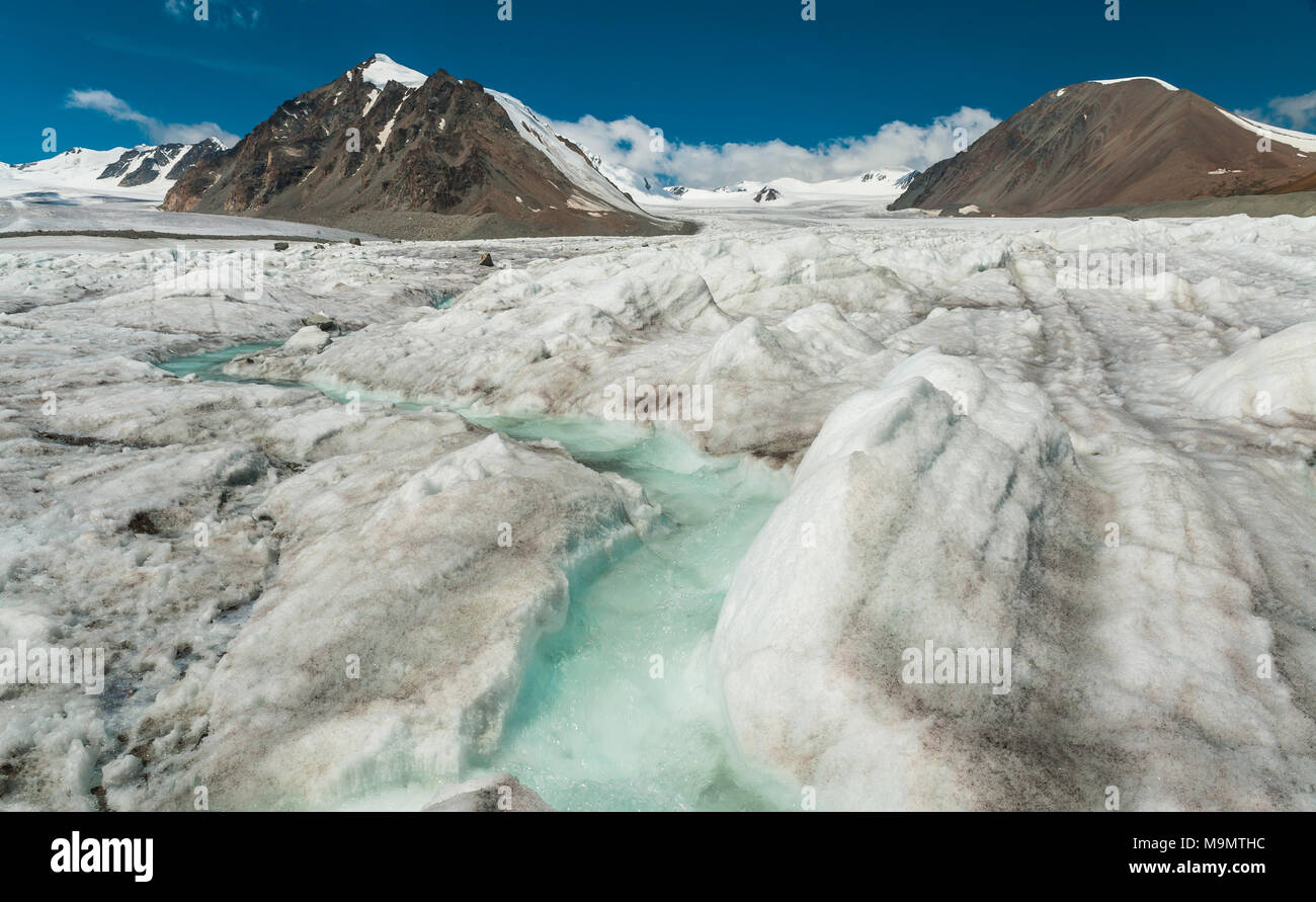 Gelido paesaggio con flusso glaciale, montagne di Altai e Mongolia Foto Stock