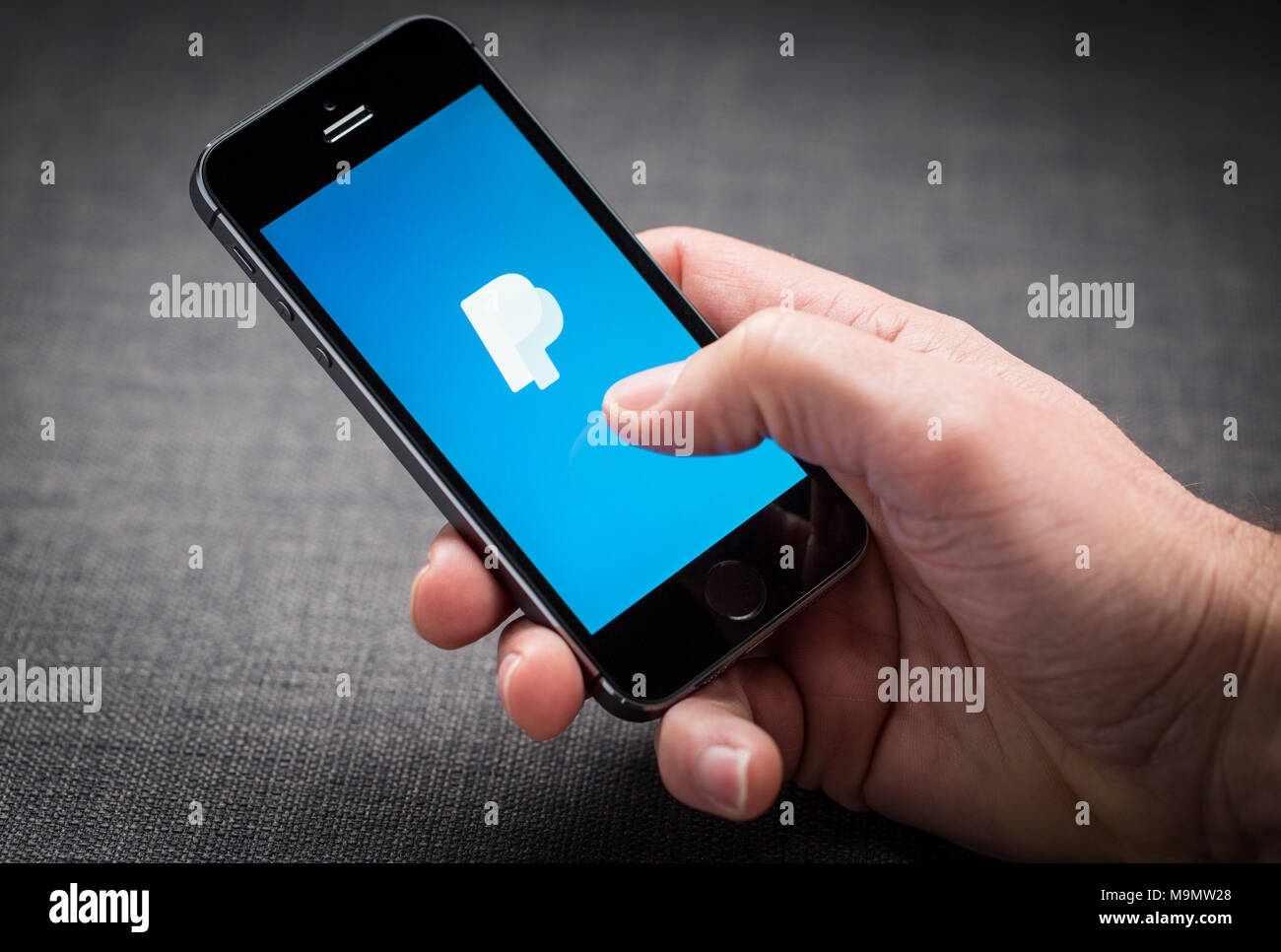 Utilizzando PayPal app su un iPhone Foto Stock