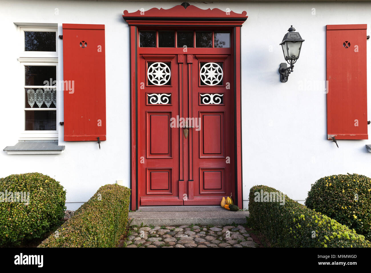 Red porta di ingresso, la storica Casa del Capitano von Petersson, nato am Darß, Fischland-Darß-Zingst, Meclemburgo-Pomerania Occidentale Foto Stock