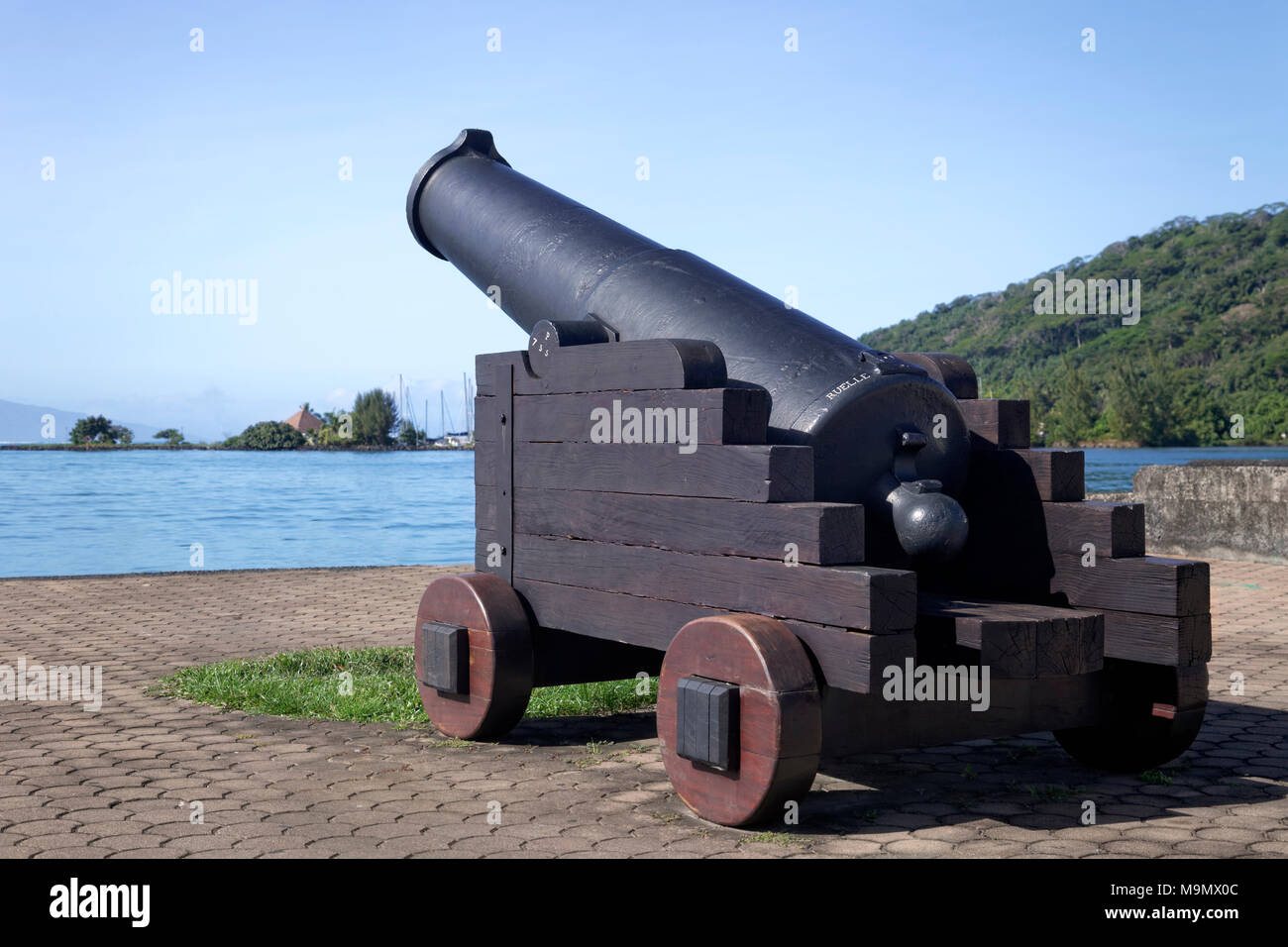 Antica cannon nel porto di Vaiare, Moorea, Isole della Società, isole Windward, Polinesia Francese Foto Stock
