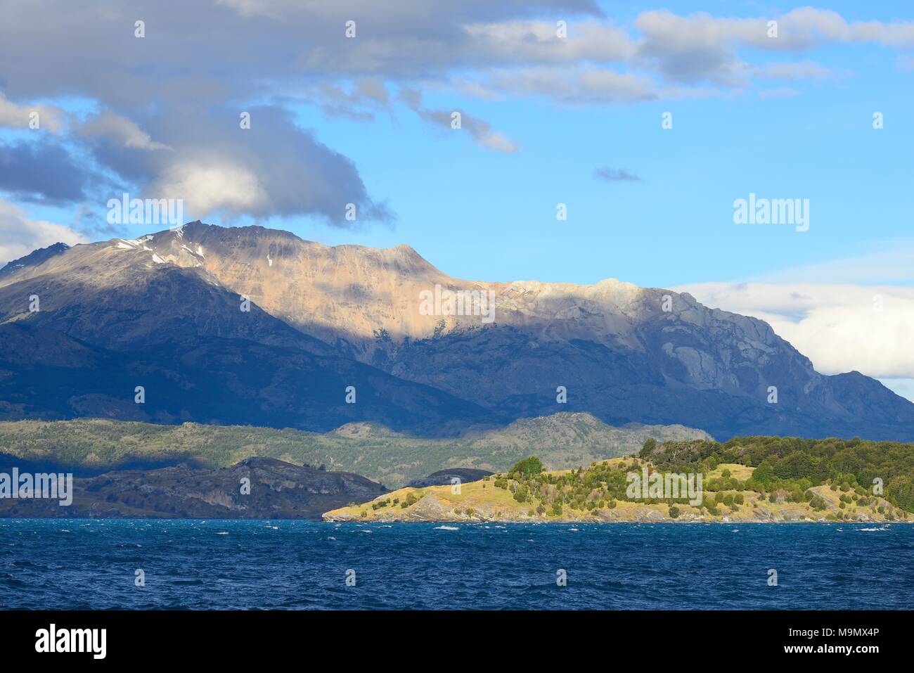 Le nuvole e la luce del sole sopra il lago di Lago General Carrera, Puerto Río tranquilo, Región de Aysén, Cile Foto Stock