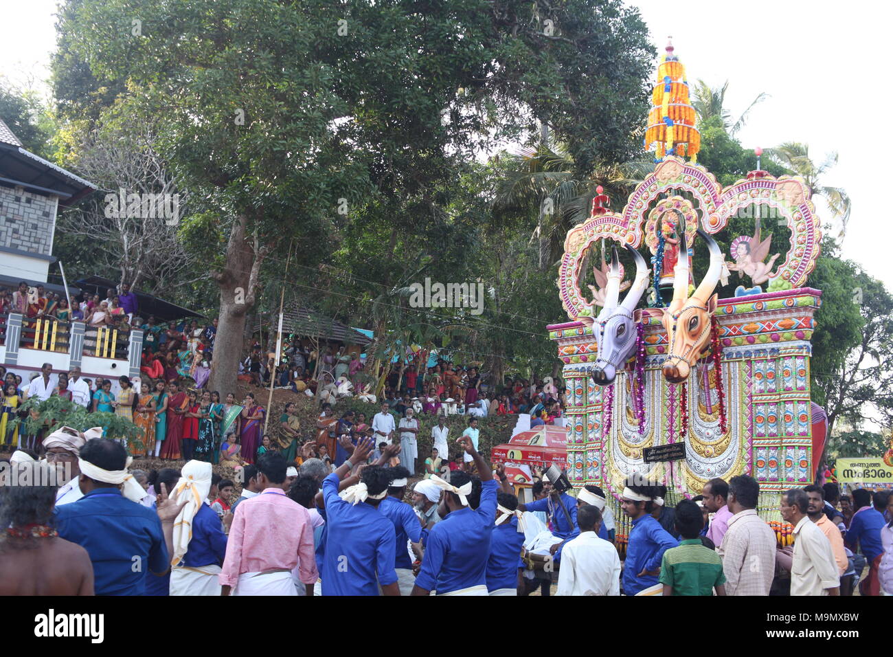 Le foto scattate durante un festival tempio vicino a thrissur,con puthan thira,trattamento viso make up,rituali Foto Stock