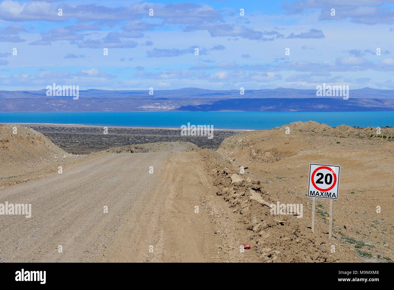 Strada di ghiaia Ruta 40 con limite di velocità a 20 Km/h, dietro il Lago Cardiel e Andes, vicino a Perito Moreno, provincia di Santa Cruz, Patagonia Foto Stock