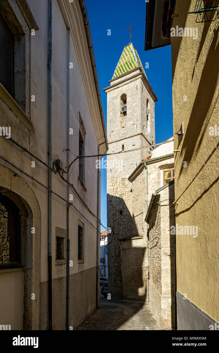 Stretto vicoletto con il campanile della chiesa di San Nicola, il Campanile, la Chiesa di San Nicola, città vecchia, Agnone Molise, Italia Foto Stock