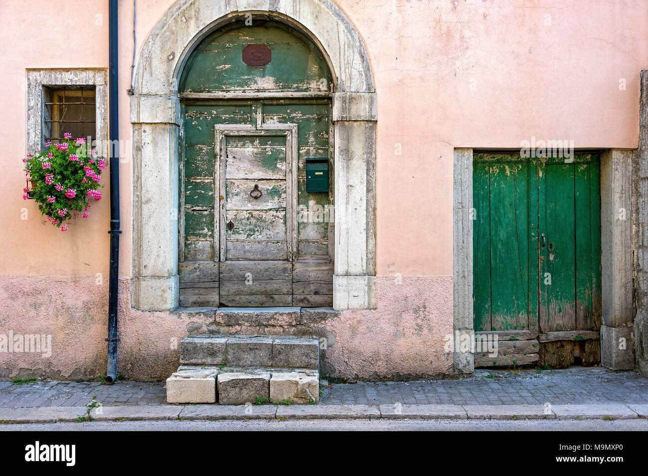 Facciata con vecchio weathered porta anteriore, Città Vecchia, Agnone Molise, Italia Foto Stock