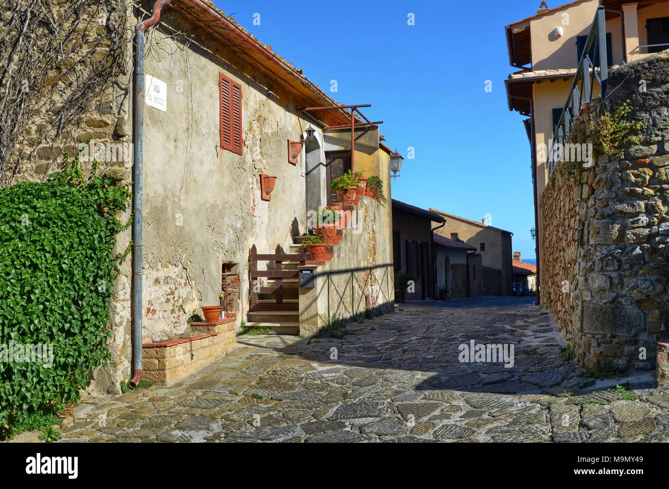 Castiglione della Pescaia, Toscana, Italia 18 Agosto 2014, 5:30 pm. Le strade del centro storico in prossimità del forte sulla cima della collina. Foto Stock